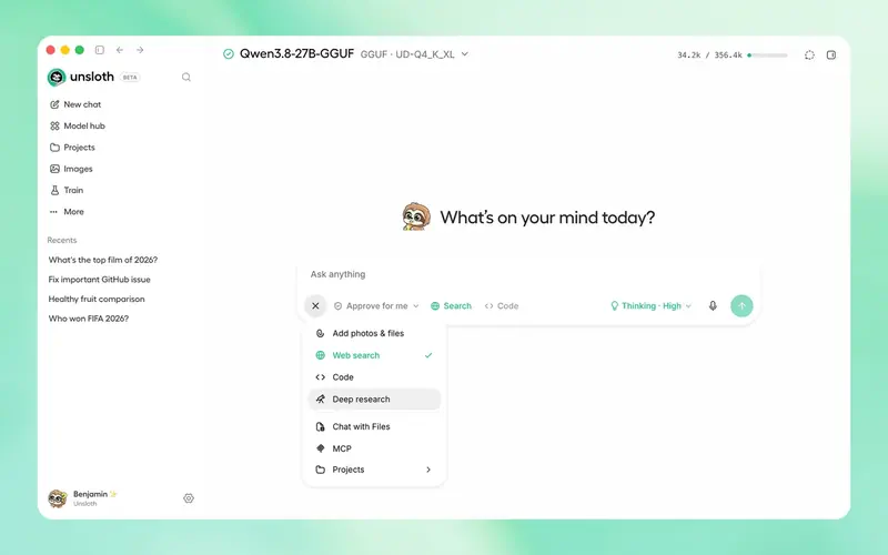 Окно Unsloth Desktop: локально загружена модель Qwen3.8-27B в формате GGUF, в левом меню пункт Train для дообучения, в меню запроса – веб-поиск, код, работа с файлами и MCP